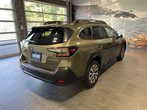 Used 2025 Subaru Outback Premium image 6
