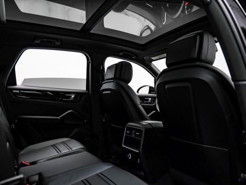 Used 2022 Porsche Cayenne w/ Premium Package image 53