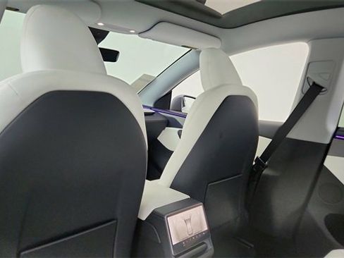 Used 2026 Tesla Model Y 2WD image 29