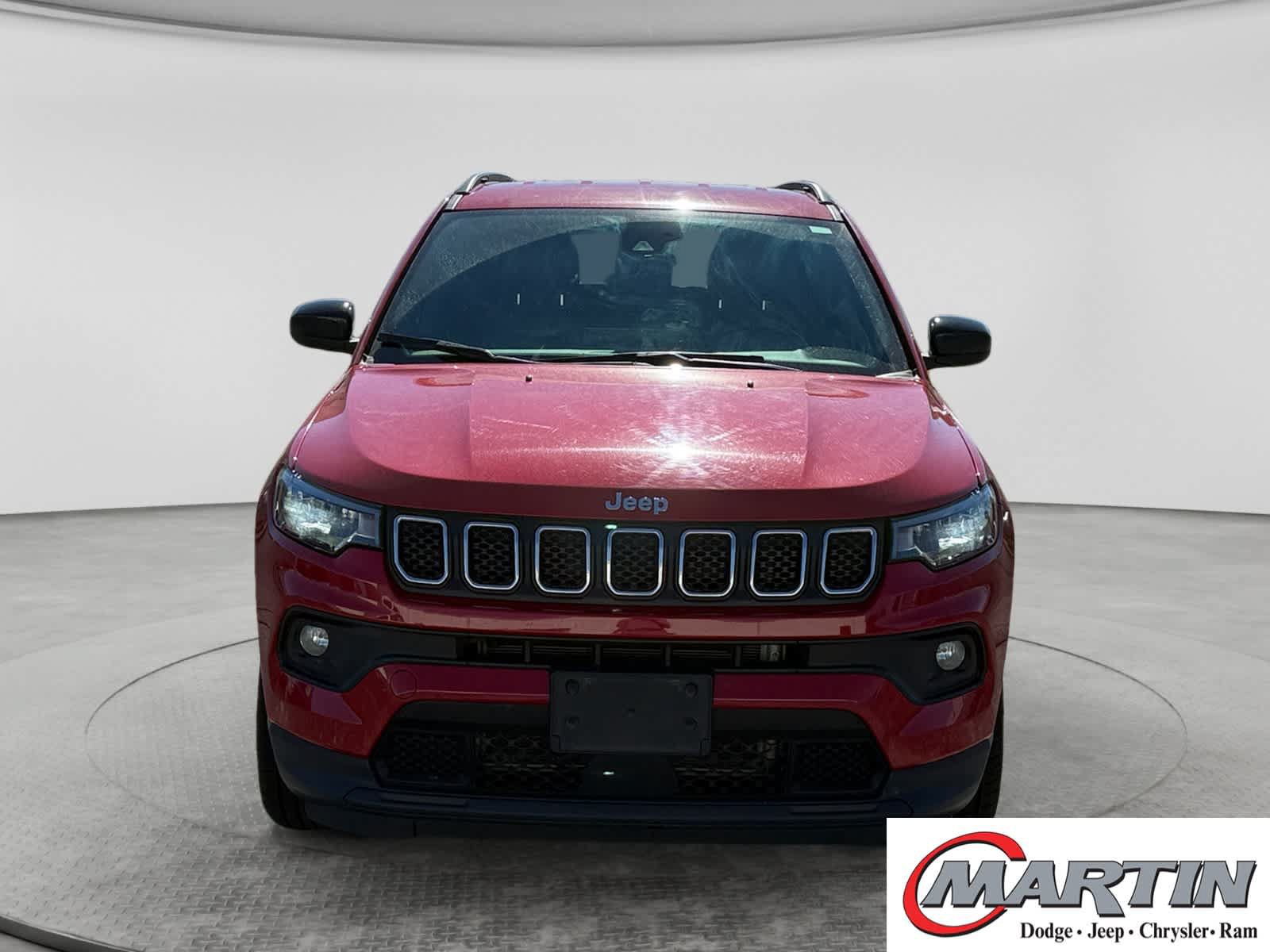 Used 2024 Jeep Compass Latitude AWD/4WD image 2
