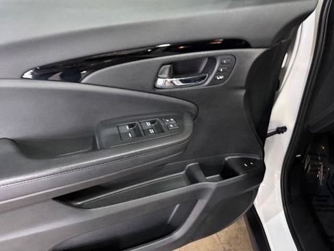 Used 2021 Honda Pilot Touring image 11
