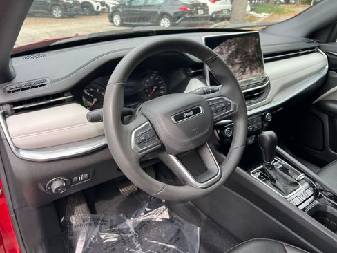 Used 2025 Jeep Compass Limited image 32