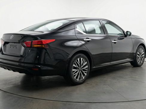 Used 2025 Nissan Altima 2.5 SV FWD image 9