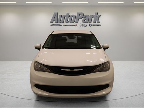 Certified 2023 Chrysler Voyager LX FWD image 4