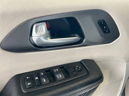 Used 2024 Chrysler Pacifica Select image 25