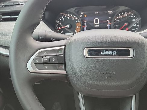 Used 2025 Jeep Compass Latitude AWD/4WD image 18