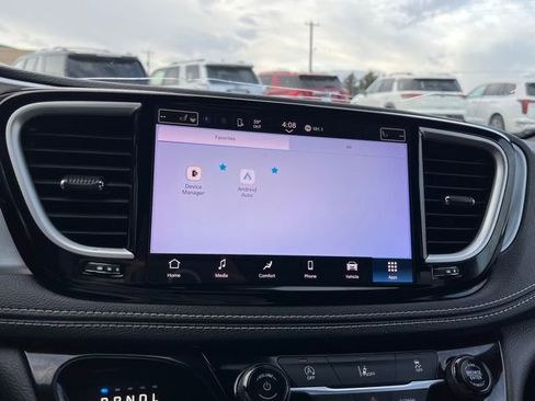 Used 2022 Chrysler Pacifica Touring FWD image 46