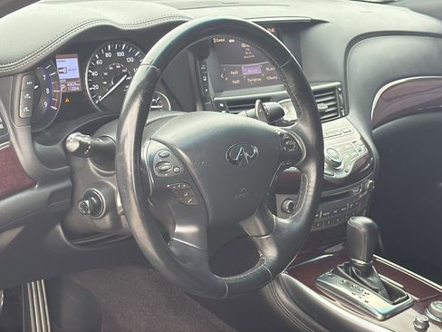 Used 2019 INFINITI Q70 Luxe w/ Sport Package image 7