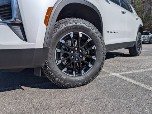 Used 2025 Chevrolet Traverse Z71 w/ Driver Confidence Package image 36