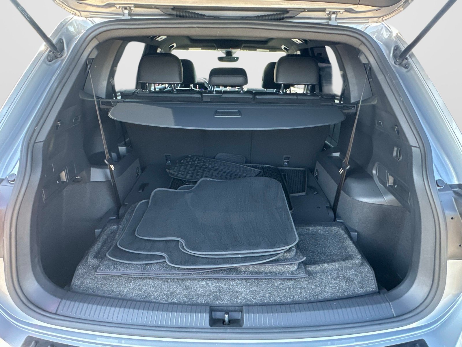 Certified 2023 Volkswagen Tiguan SE R-Line FWD image 11
