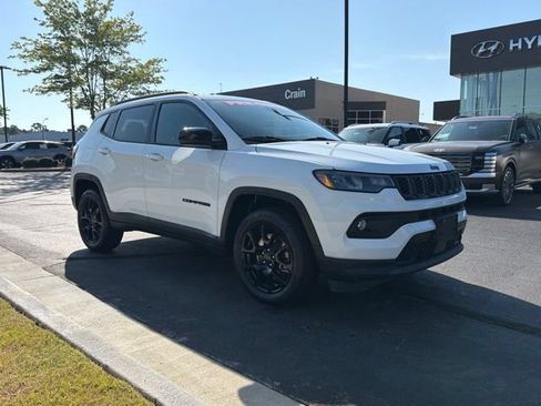 Used 2025 Jeep Compass Latitude w/ Convenience Group AWD/4WD image 2