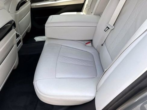 Used 2021 BMW 750i xDrive w/ Executive Package AWD/4WD image 12