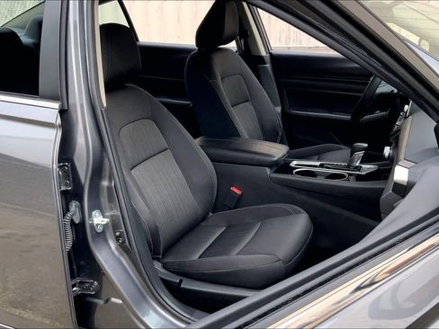 Used 2024 Nissan Altima 2.5 SV image 9