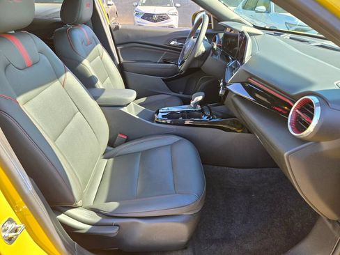 Used 2025 Chevrolet Trax RS w/ Sunroof Package FWD image 21