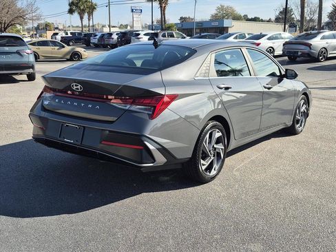 Used 2025 Hyundai Elantra SEL image 2