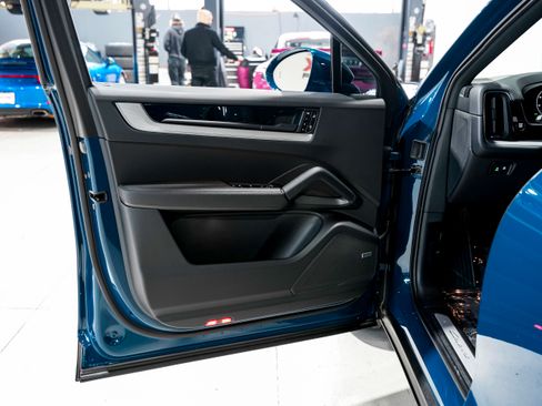 Used 2024 Porsche Cayenne Coupe image 23