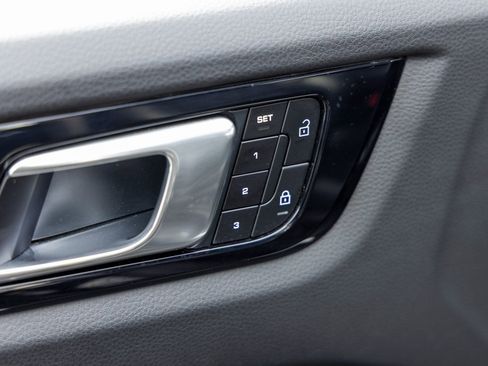 Certified 2023 Porsche Cayenne Platinum Edition w/ Performance Package image 22