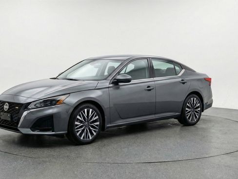 Used 2025 Nissan Altima 2.5 SV image 3