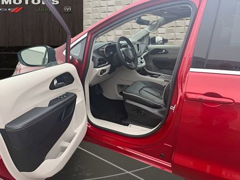 Certified 2024 Chrysler Pacifica Limited image 15