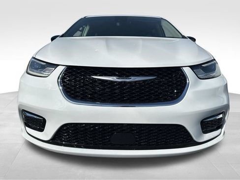 Used 2024 Chrysler Pacifica Touring-L FWD image 3