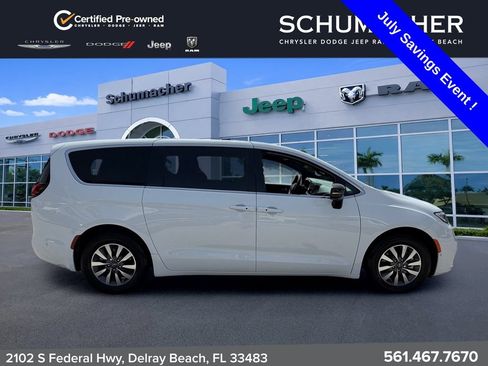 Used 2025 Chrysler Pacifica Select FWD image 8