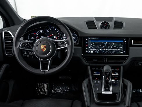 Certified 2023 Porsche Cayenne Platinum Edition image 13