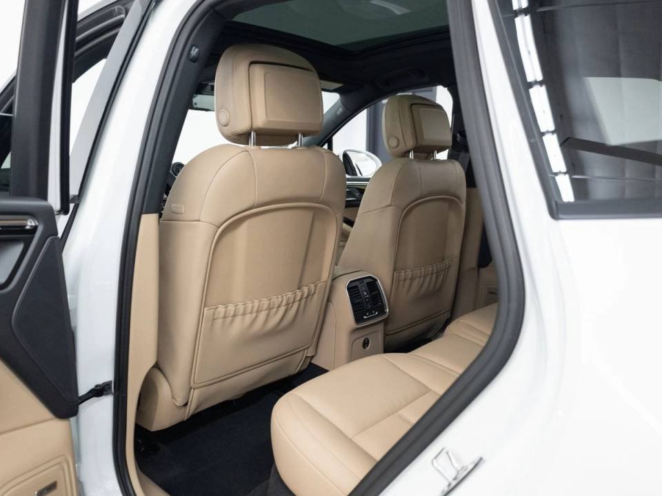 Certified 2026 Porsche Macan AWD/4WD image 13