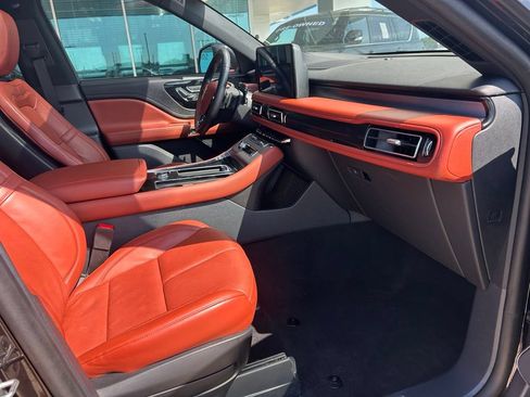 Used 2025 Lincoln Aviator Reserve AWD/4WD image 3