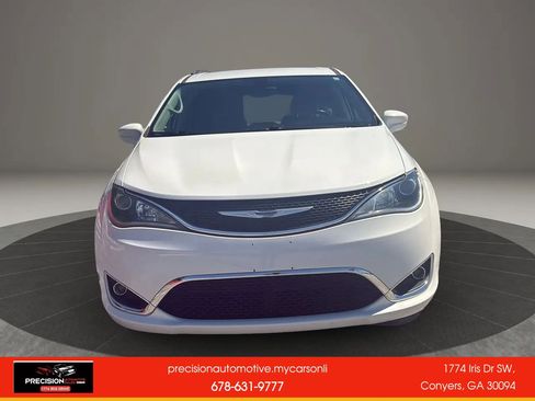 Used 2020 Chrysler Pacifica Touring-L FWD image 2