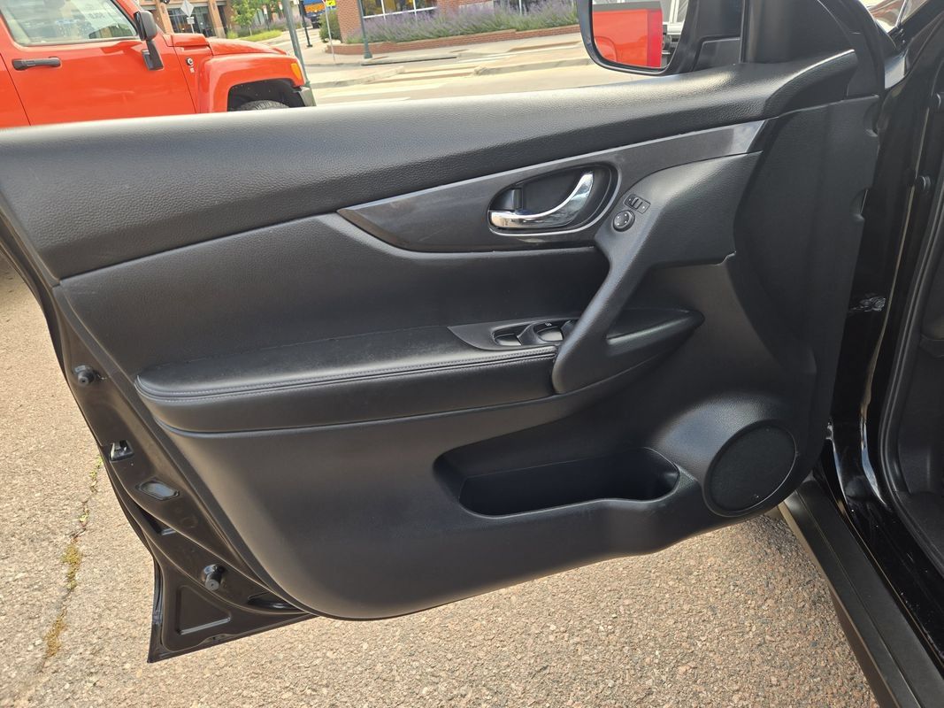 Used 2017 Nissan Rogue S AWD/4WD image 15