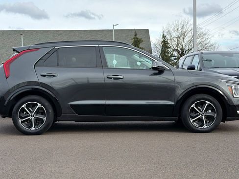 Used 2023 Kia Niro SX image 3