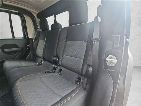 Used 2024 Jeep Gladiator Mojave AWD/4WD image 17