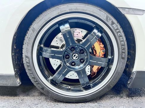 Used 2015 Nissan GT-R Premium image 14