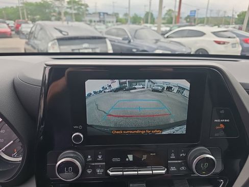 Used 2023 Toyota Highlander LE AWD/4WD image 21