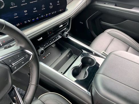 Used 2025 Chevrolet Tahoe Premier RWD image 16