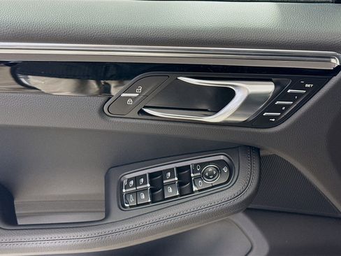 Certified 2025 Porsche Macan image 11