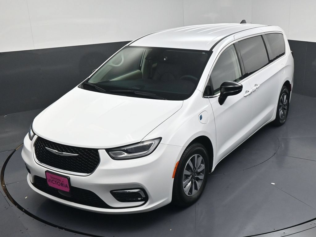 Used 2024 Chrysler Pacifica Limited FWD image 13