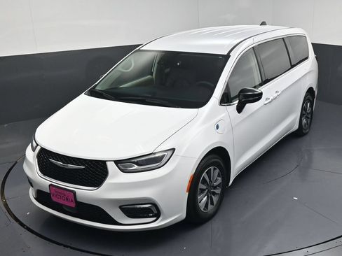 Used 2024 Chrysler Pacifica Limited FWD image 13