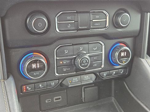 Used 2021 Chevrolet Suburban Premier w/ Premium Package image 31