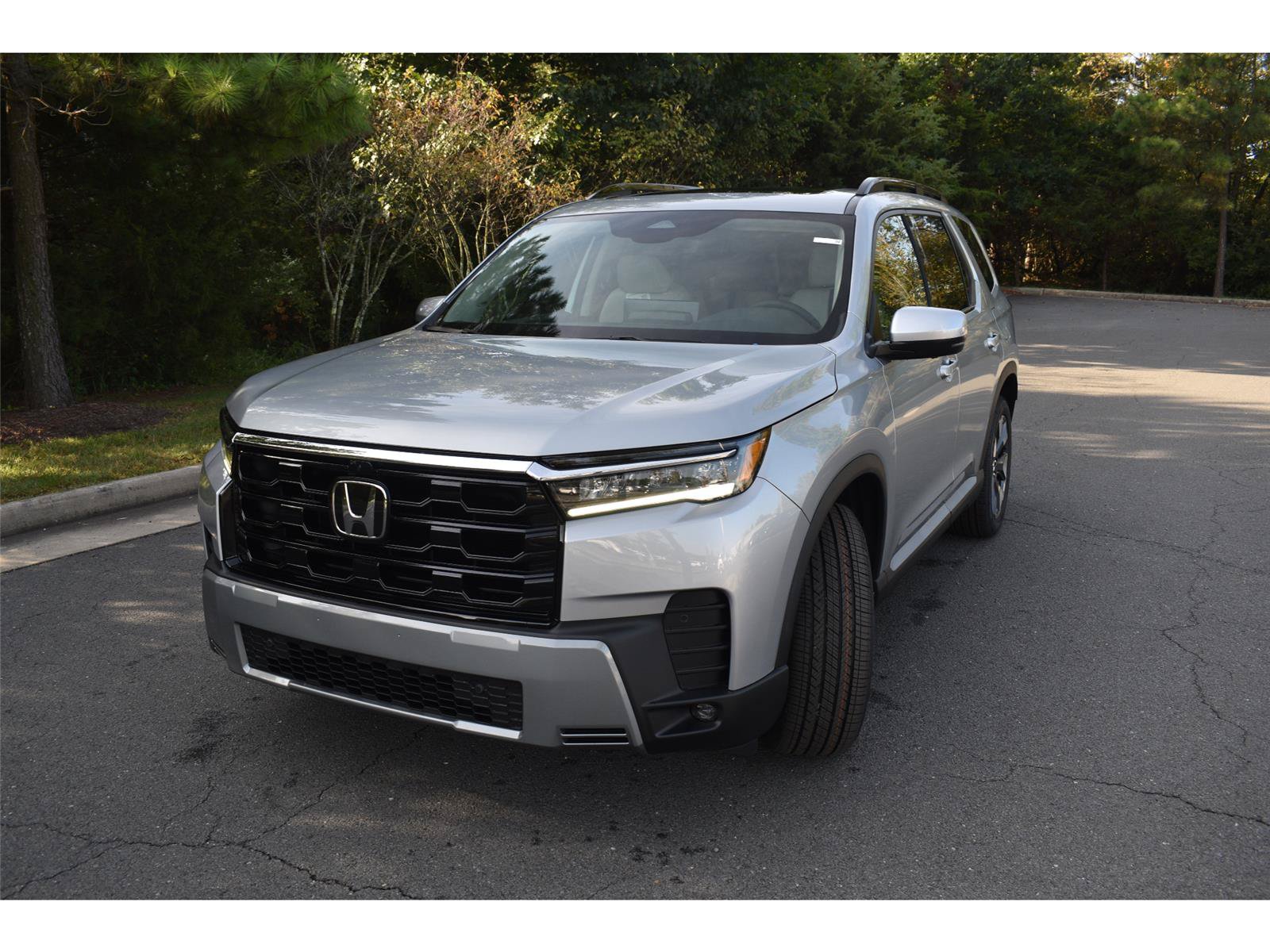 New 2026 Honda Pilot Touring image 3