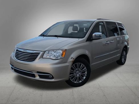 Used 2014 Chrysler Town & Country Touring-L w/ Driver Convenience Group image 1