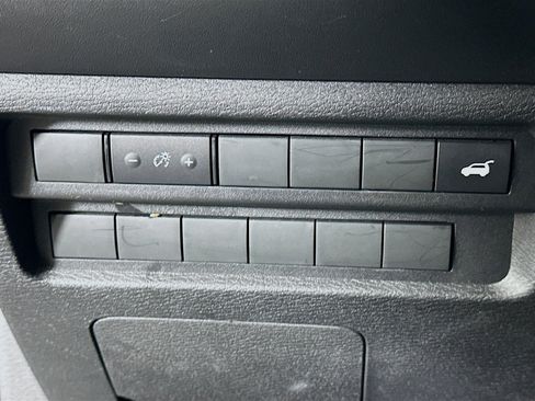 Used 2025 Mitsubishi Outlander SE image 17