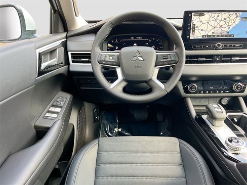 New 2025 Mitsubishi Outlander SE image 23