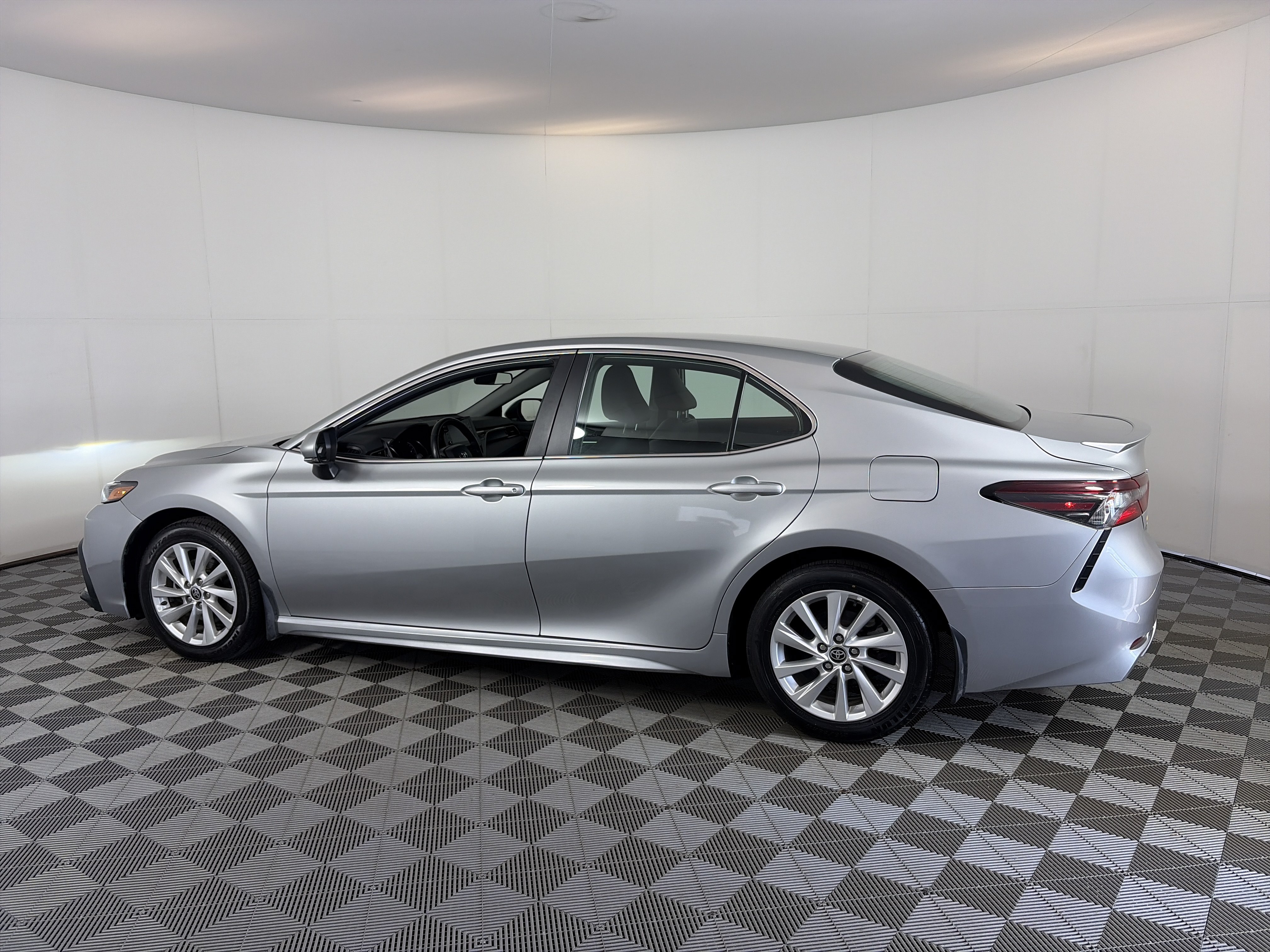 Used 2024 Toyota Camry SE FWD image 8