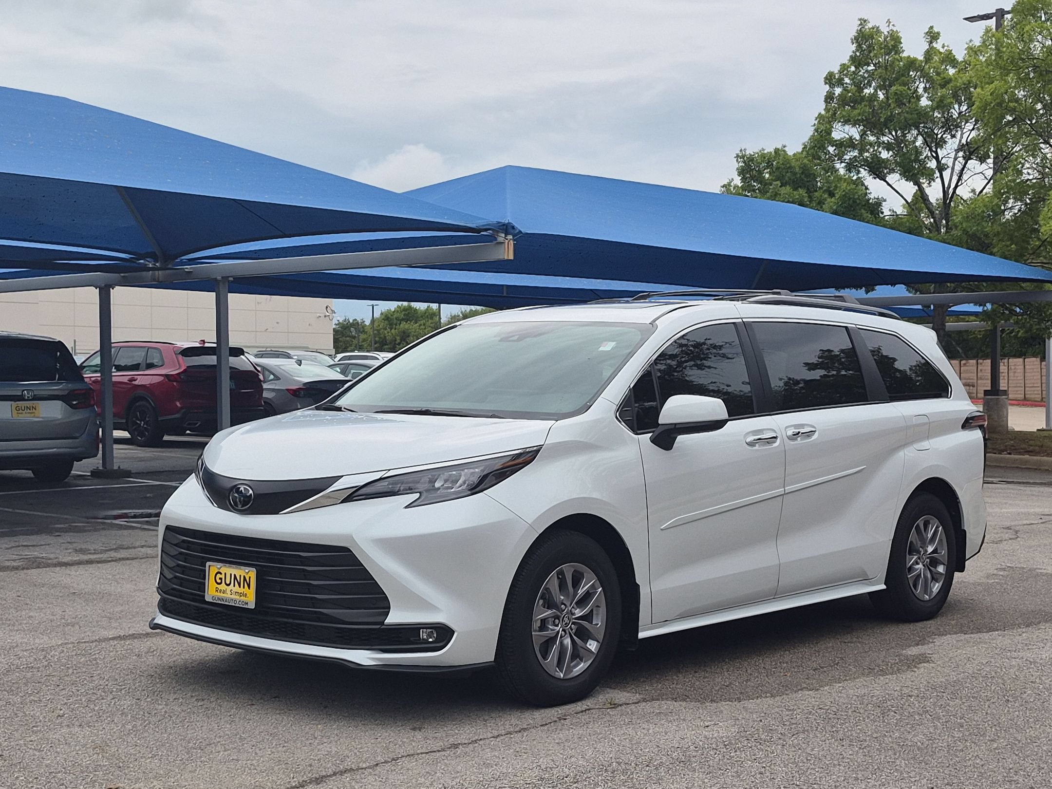 Used 2026 Toyota Sienna XLE FWD image 7