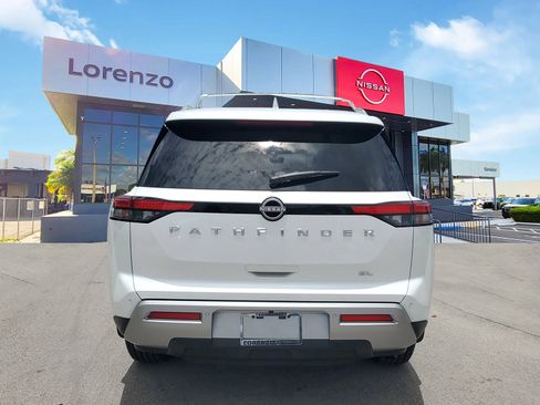 Certified 2025 Nissan Pathfinder SL image 6