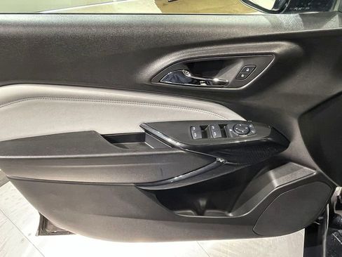 Used 2025 Chevrolet Trax LT w/ LT Convenience Package FWD image 19