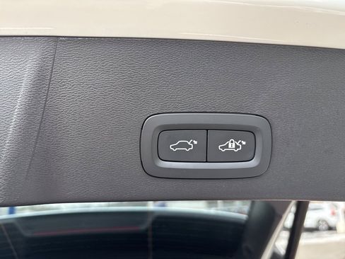 Certified 2025 Volvo XC40 B5 Core image 47