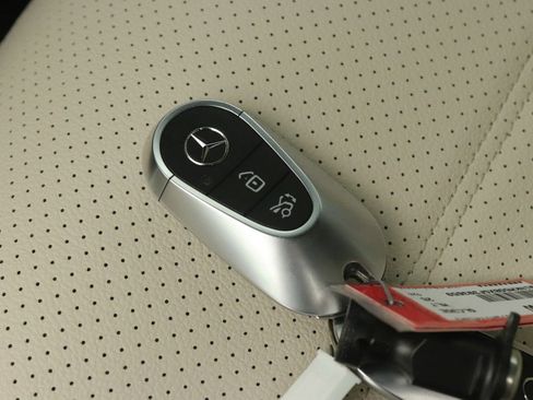 Used 2025 Mercedes-Benz GLC 350e 4MATIC image 23