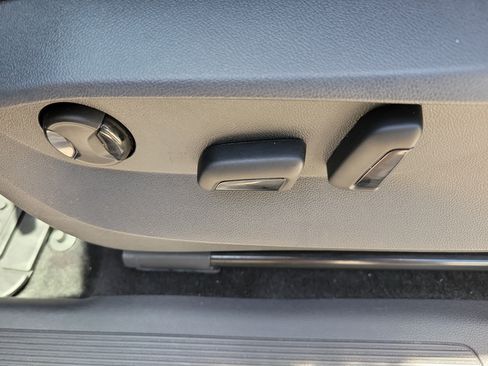 Used 2024 Volkswagen Tiguan SE FWD image 23